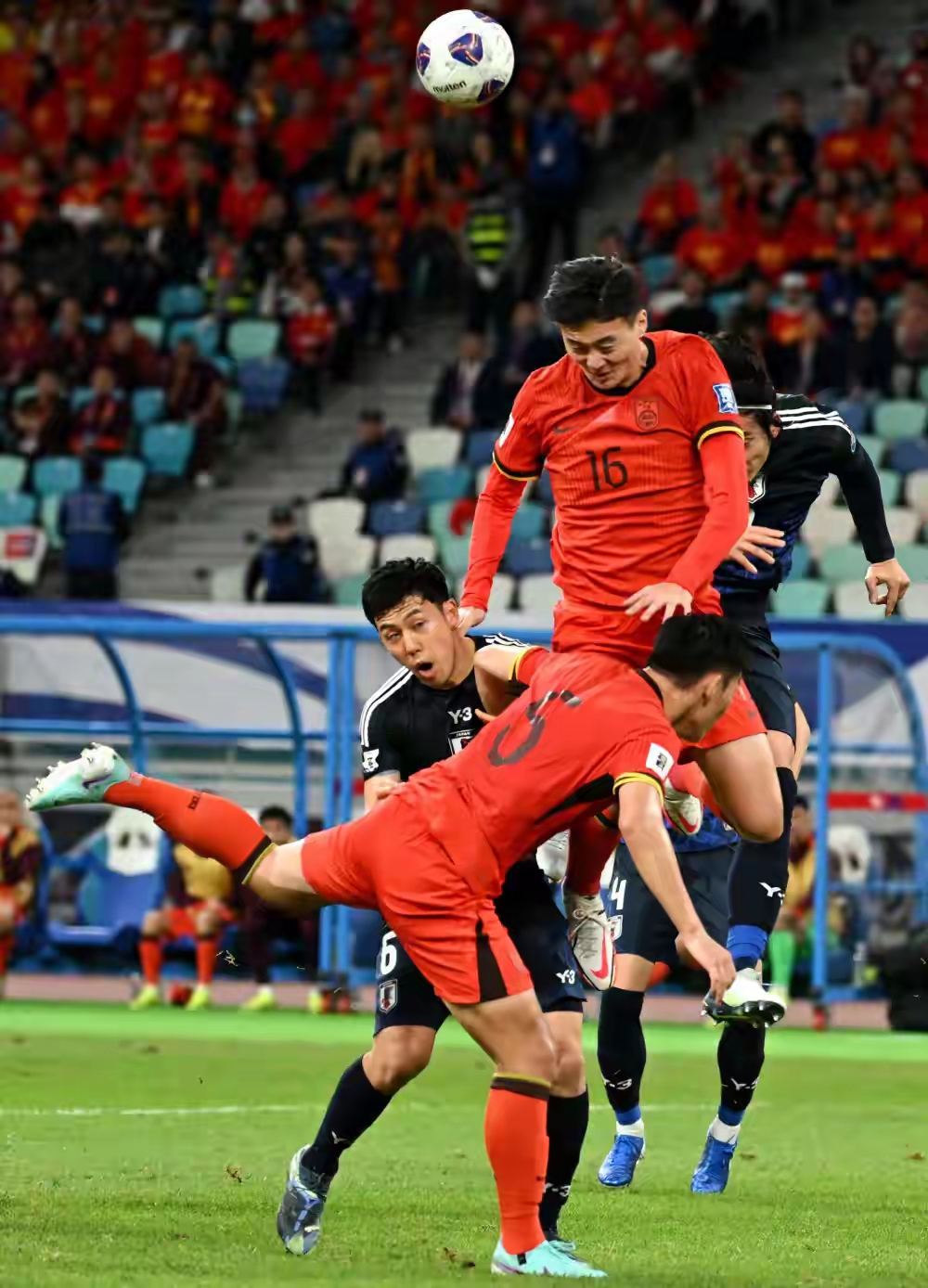 足球盛宴热情澎湃，豪门对阵激战连连